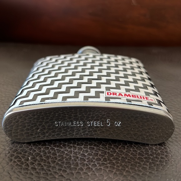 NWOT Drambuie 5oz Drink Flask Stainless Steel Zig Zag Decoration Screw Top - Picture 3 of 4